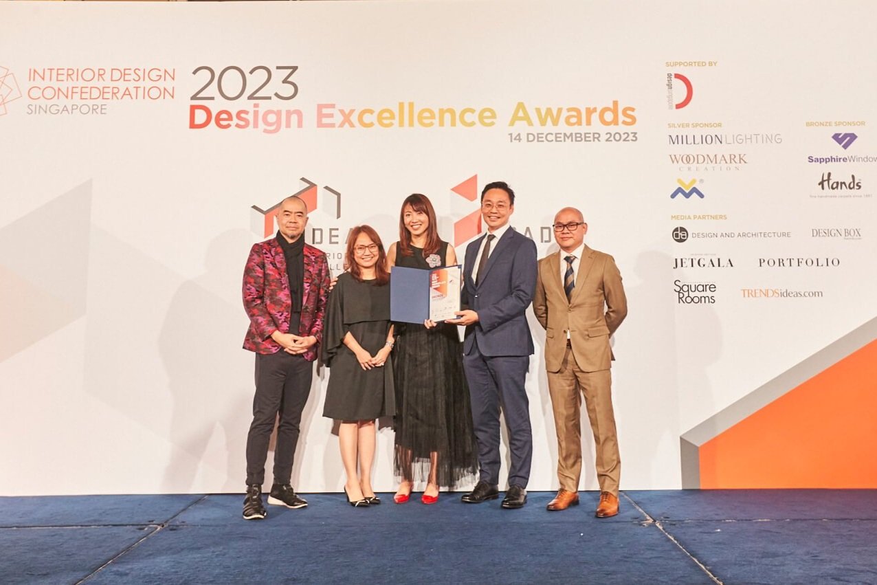  Korn Ferry Singapore’s Financial Controller Xing Ni Neo and Consulting Managing Director Eugene Chang (pictured centre and second from right), together with Conexus Studio’s Design Director Aviruth Trungtreechart and Lead Designer Sunshine Ang on st