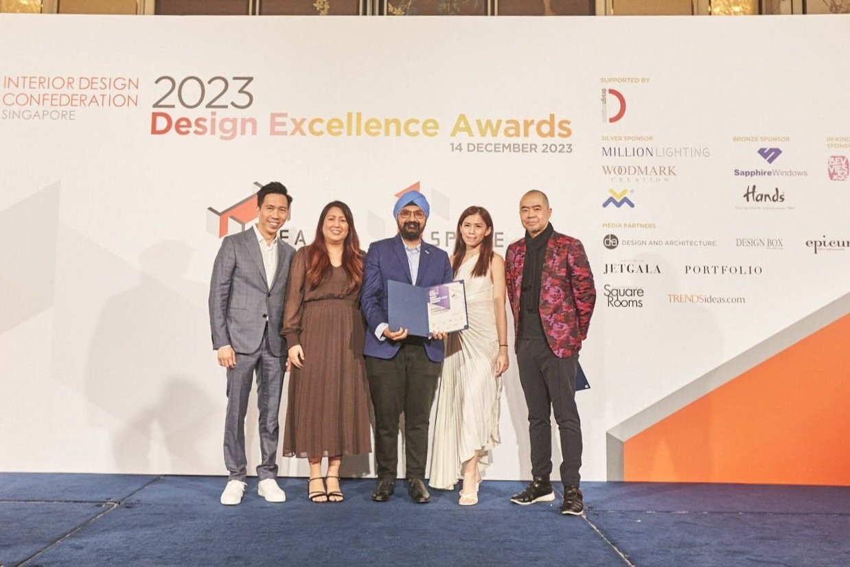  Runn Sachasiri from Nium's Global Head of Strategy and CEO Office (pictured centre) together with Conexus Studio’s Managing Director Brendan Khor, Lead Designer Althea Almazar and Senior Interior Designer Sureen Foo on stage to receive the Highly Co