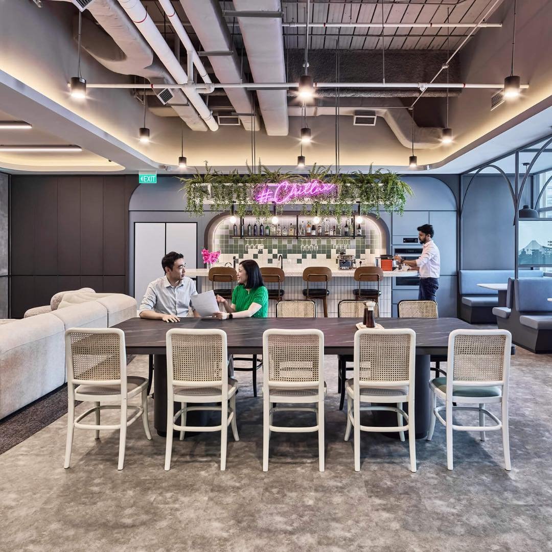 Step into ESET&rsquo;s bustling breakout area, where the aroma of freshly brewed coffee mingles with the welcoming sight of greenery, natural materials, and soothing colours. Here, amidst biophilic elements and varied seating arrangements, connection