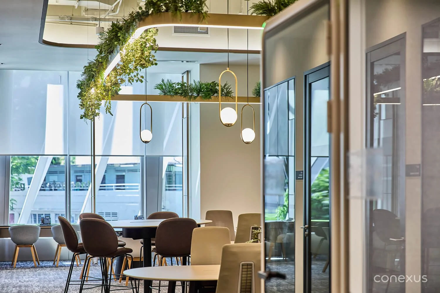  A versatile mix of different seating arrangements empower teams to collaborate and work according to their needs and preferences. 