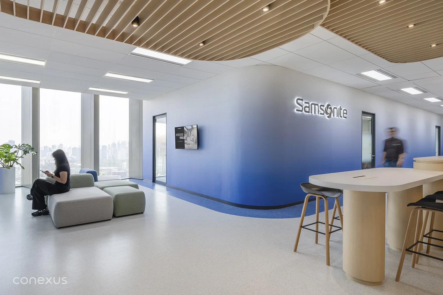  The arrival space where signature blue and open views signal the beginning of a purposeful journey. 