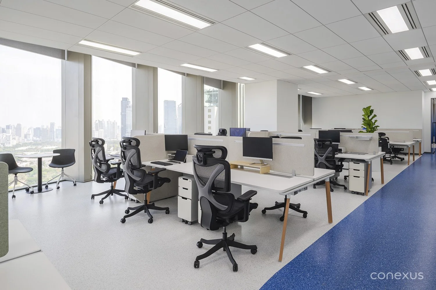  Workstations align along the facade, maximizing daylight and open views to support focus and wellbeing. 