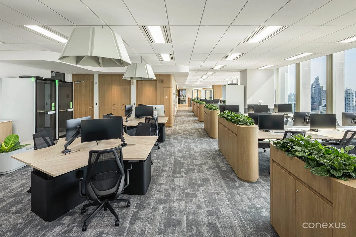  Live planting is woven into the office, keeping biophilic design present throughout the day. 