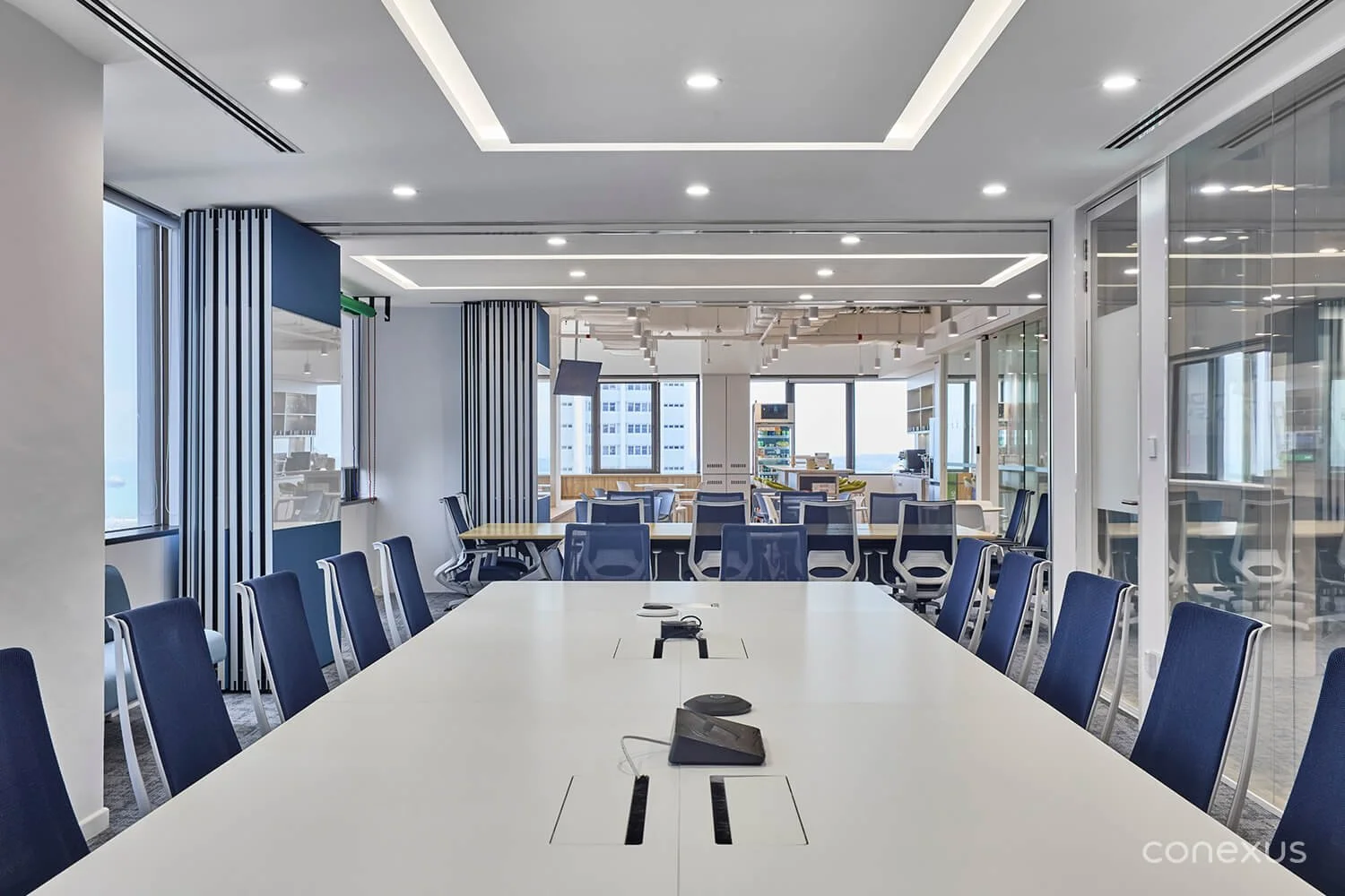  Operable walls enhance the boardroom’s versatility, enabling it to evolve from an intimate meeting setting into a larger event space that connects seamlessly with the pantry. 