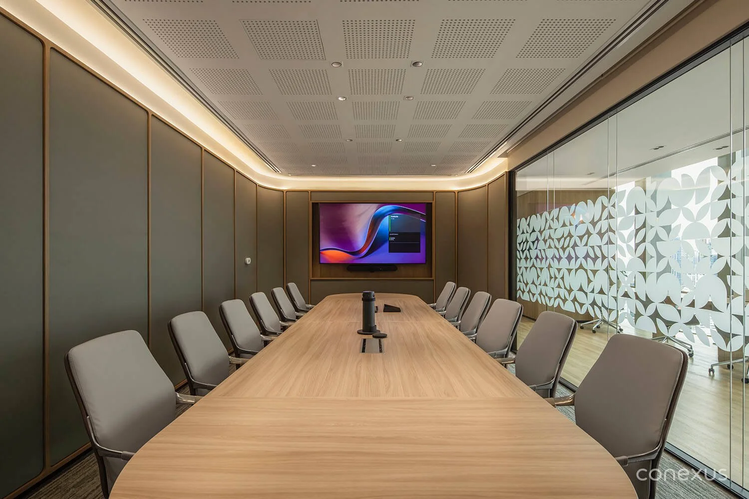  High-specification partitions and ceiling treatments give the boardroom the acoustic performance its function demands. 