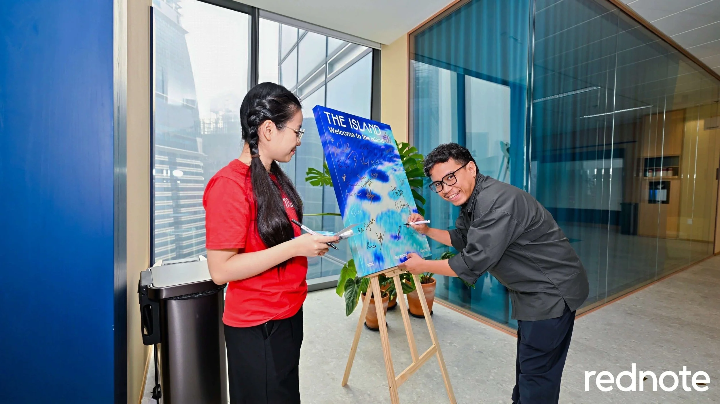  Our lead designer, Fazli Ghani adds his signature to a commemorative welcome board, leaving a personal mark on The Island’s opening day. 