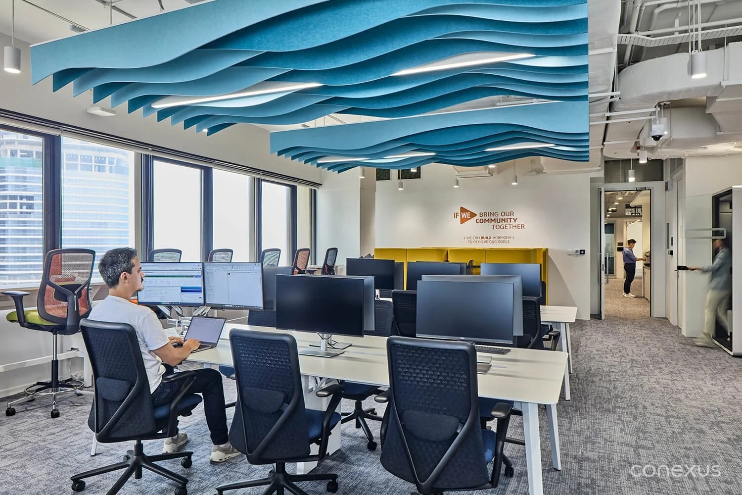  Identified by a bespoke acoustic panel ceiling, the collaboration corner offers a mix of seating options for focused work, informal meetings and interactions. 