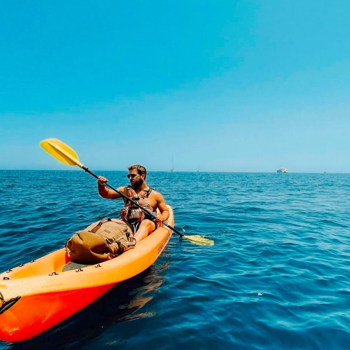 Come paddle🚣🏻&zwj;♀️ through Catalina Island&rsquo;s crystal clear waters where you can see the marine life teaming below🐟🐟🐟

➡️Book your adventure today📲
Link in bio

📸@_kevinscampbell_

#wetspotrentals #catalinaisland #visitcatalinaisland #l