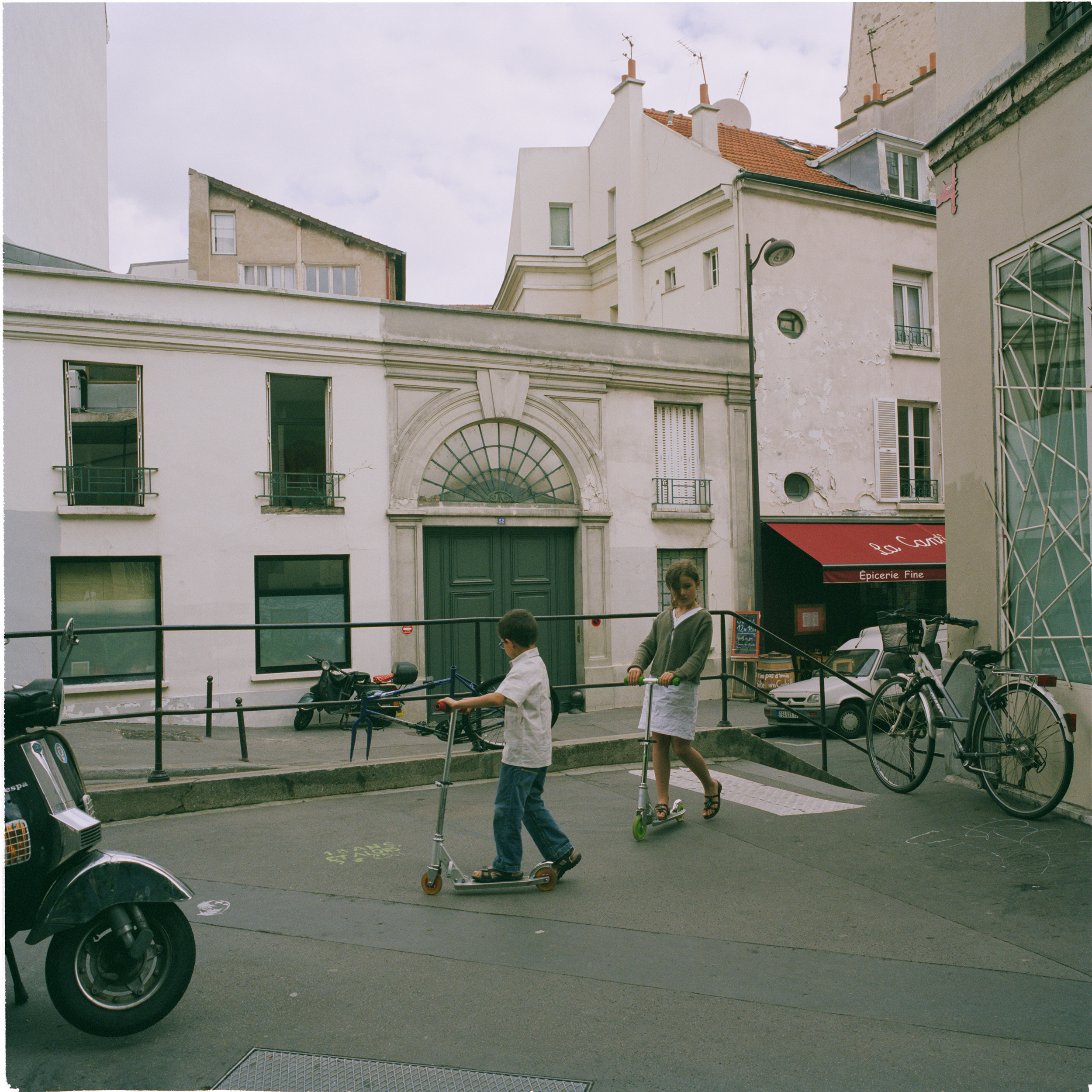 2008_05_24_paris_street_r3_f19_5x5_6x6.jpg