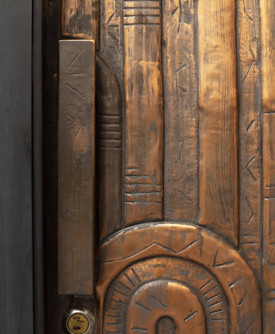 Do you love organic ?
So do we . Love the fact how weathering of this bronze door makes it look more beautiful and organic . Isn't it? 

Roman Bronze door from our handcrafted copper doors collective . A Reflection of curvilinear art on bronze metal 