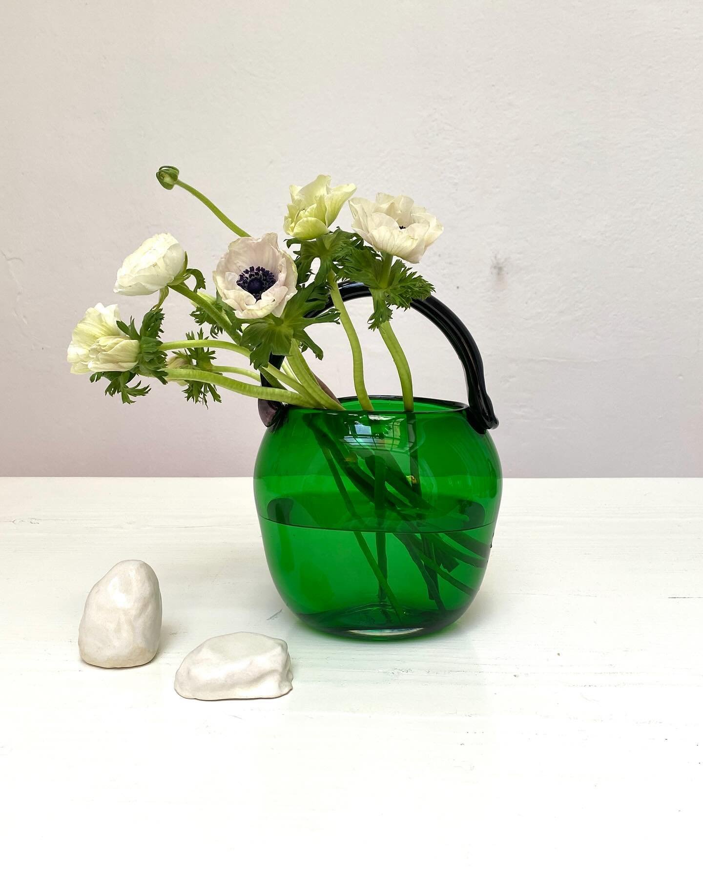FIORELLINI IN BORSETTA 💚 
Showroom is open tomorrow Friday 2-6 pm! #glass #ceramics and smallest Mossgardens 🙂 happy to see you @lelefantino_fine_goods #seefeld #z&uuml;rich
