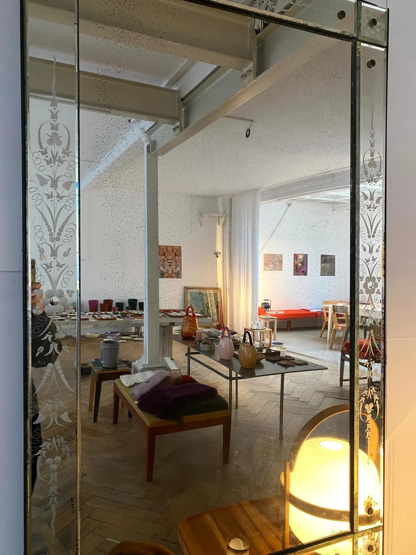 Christmas Surprises waiting for you ❤️
Special guest Christof Vetsch is showing a selection of prints @christof_vetsch 
Aditional opening hours on Website #liquidemotions #christmas #bigspirits @lelefantino_fine_goods ✨