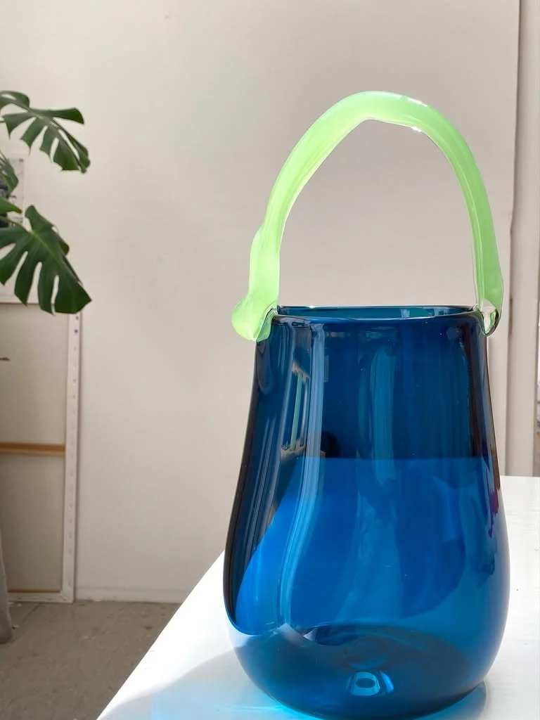 Borsetta Vase / making of glass vases #glassware #madeinswitzerland @niesenglass_switzerland 🔥