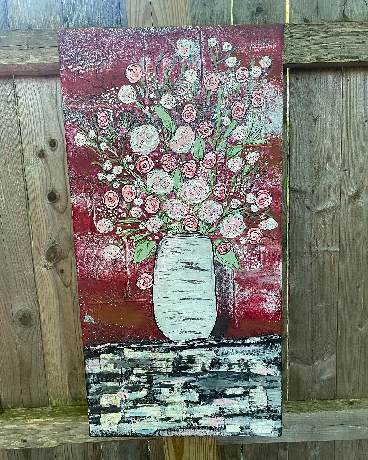 It is finished!! Roses and bricks. &hearts;️ 🌹 🧱 
Mixed media abstract flowers and vase with a textured brick background. 
Map collage on the table ledge, zoom in&hellip;
&hellip;
#acrylicandink #bricksinart #abstract #floralart #fowersandart #bric
