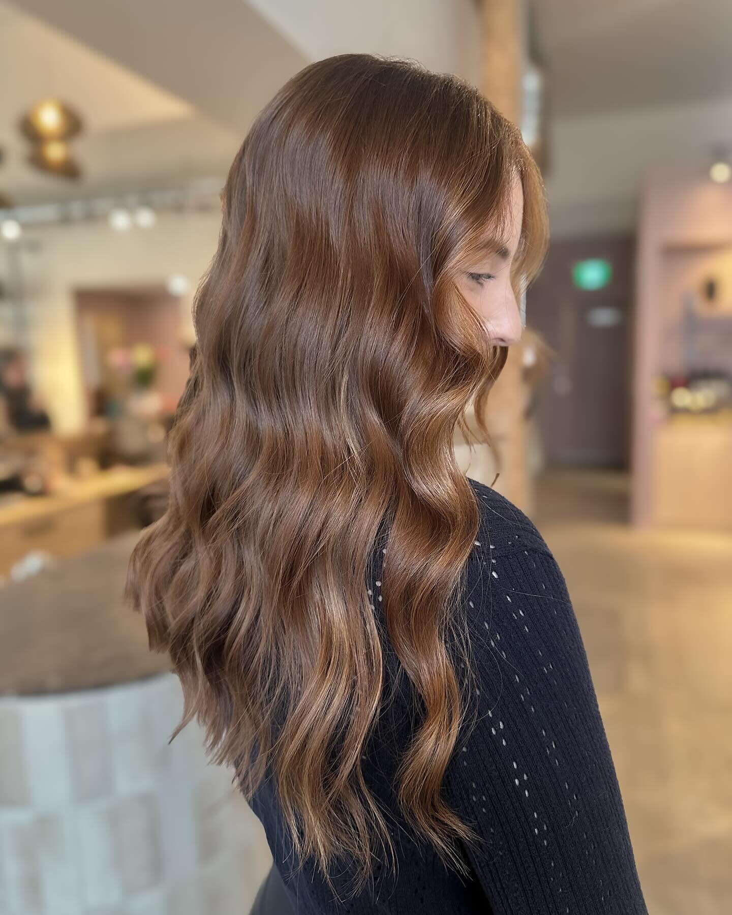&ldquo;Our new favourite hair colour!&rdquo; We love the different warm tones mixed in her hair. If you have blue eyes and want to make them pop, why not try your complementary colour?  Swipe to see the before ➡️

Hair by @hair.byhayleyp 
Visit Hayle