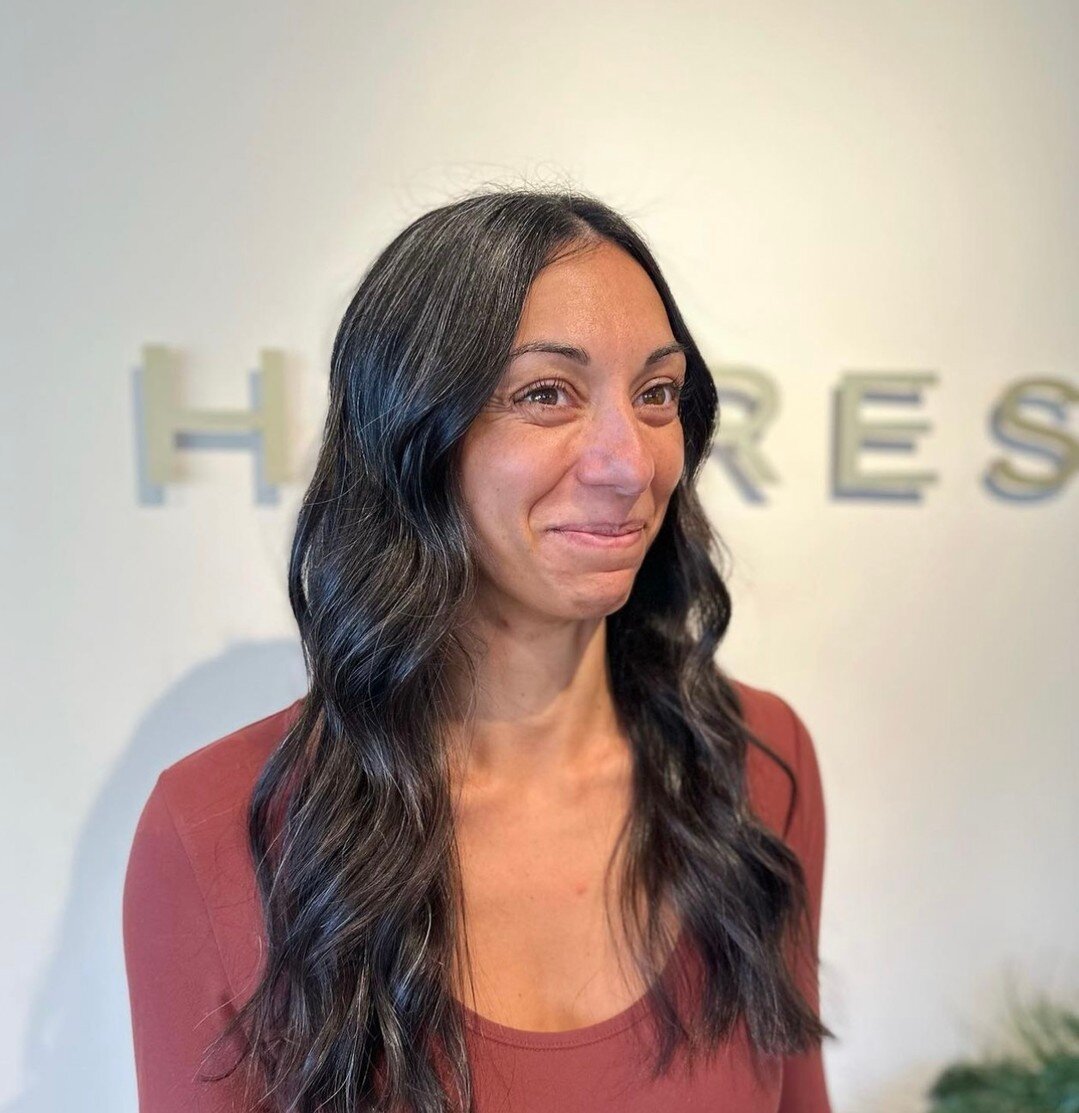 Our expert stylist @hair.byhayleyp added some facial framing layers to bring some shape to this babe&rsquo;s long hair 👏

And we are obsessed with that shine (care of Oribe Apres Beach Wave &amp; Shine Spray)

#expertstylist #hairbyhayleyp #facialfr