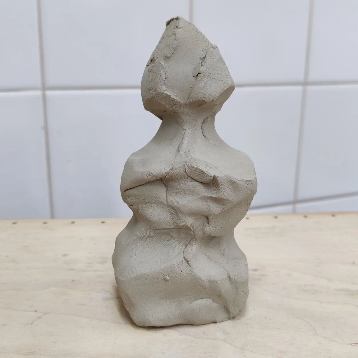 Process pictures of this morning's play with Apollo stoneware paperclay not my favourite so far but that could all change at the bisque stage! 

#uclanceramics #uclanmasters #uclanarts #uclanvictoriabuilding #uclan #artistsoninstagram #artist #sculpt
