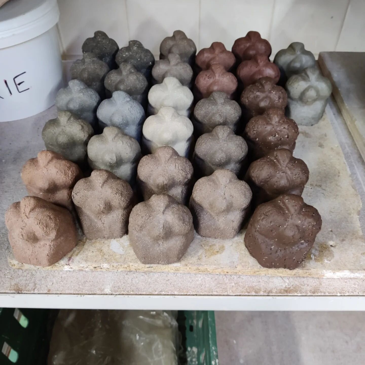 It's been a very busy week in the studio at uni and at home, over 60 snoots made, some ready to bisque, many more drying and even quite a few sculpture tests in various stages too. I'm really starting to get a feel for the clays I like and which work