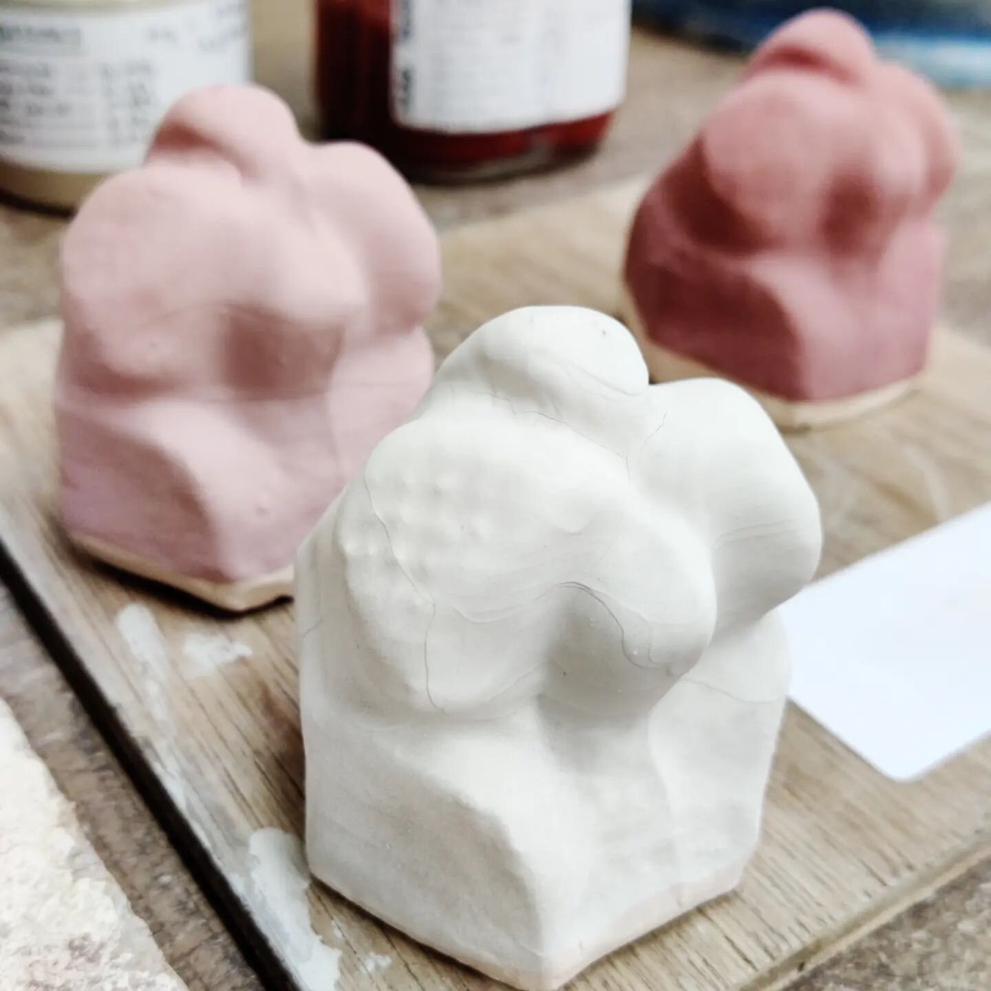 Some snoots dipped and ready to test glaze! 

Need to finish a lot more before they go to fire though but this is a start ☺️

#ceramics #ceramicstudio #ceramicsculptures #ceramicsglaze #ceramicsglazing #ceramicsglazes #testtiles #uclanceramics #uclan