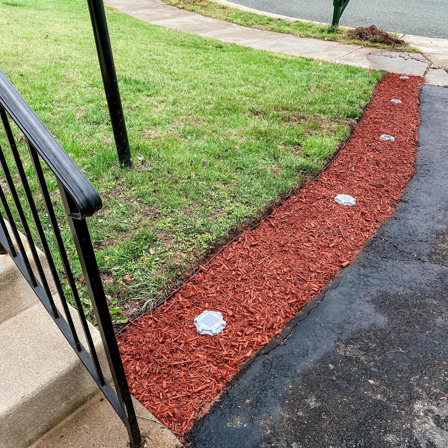 The one thing about our yard is that the previous owner didn&rsquo;t do much in the way of landscaping. We have bushes that were put in by the builder, and that&rsquo;s it. 🤷🏼&zwj;♀️ Guess who found herself another project&hellip;.. There&rsquo;s a