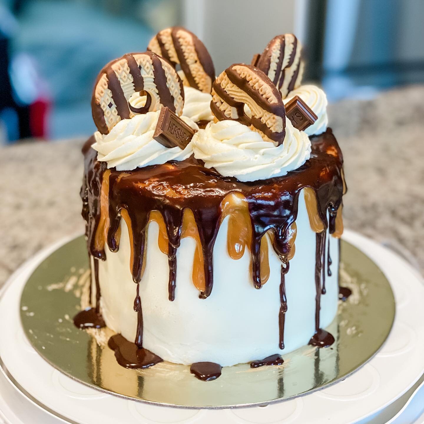 Had a bit of humble pie this week, or should I say humble cake?? 🤔 I had yet another brother in town this week and @72groundhog requested a marble cake. That was new for me, as was using caramel. I used the same caramel I use for my caramel apples a