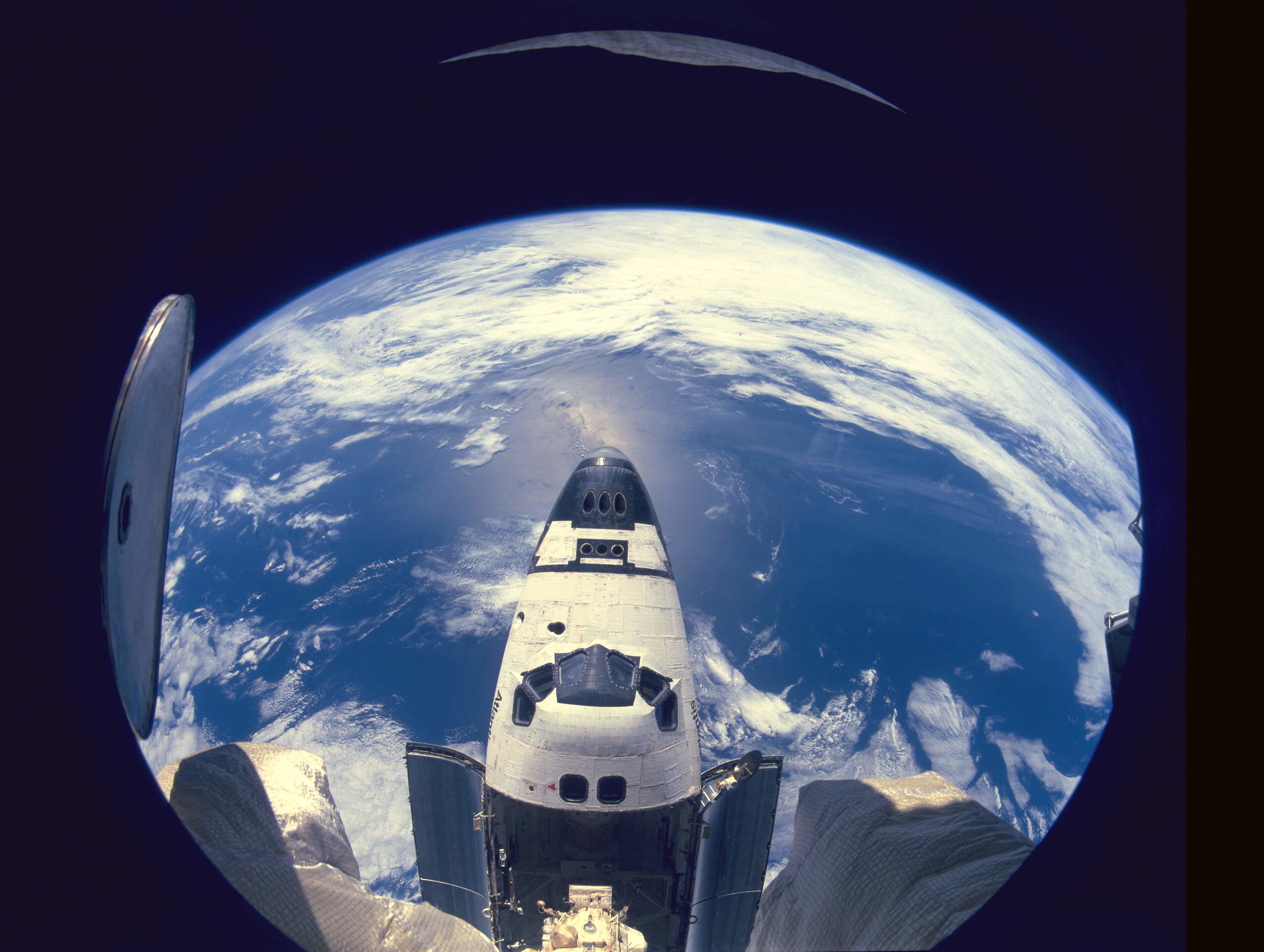 Earth_&_Atlantis_(STS-71).jpg