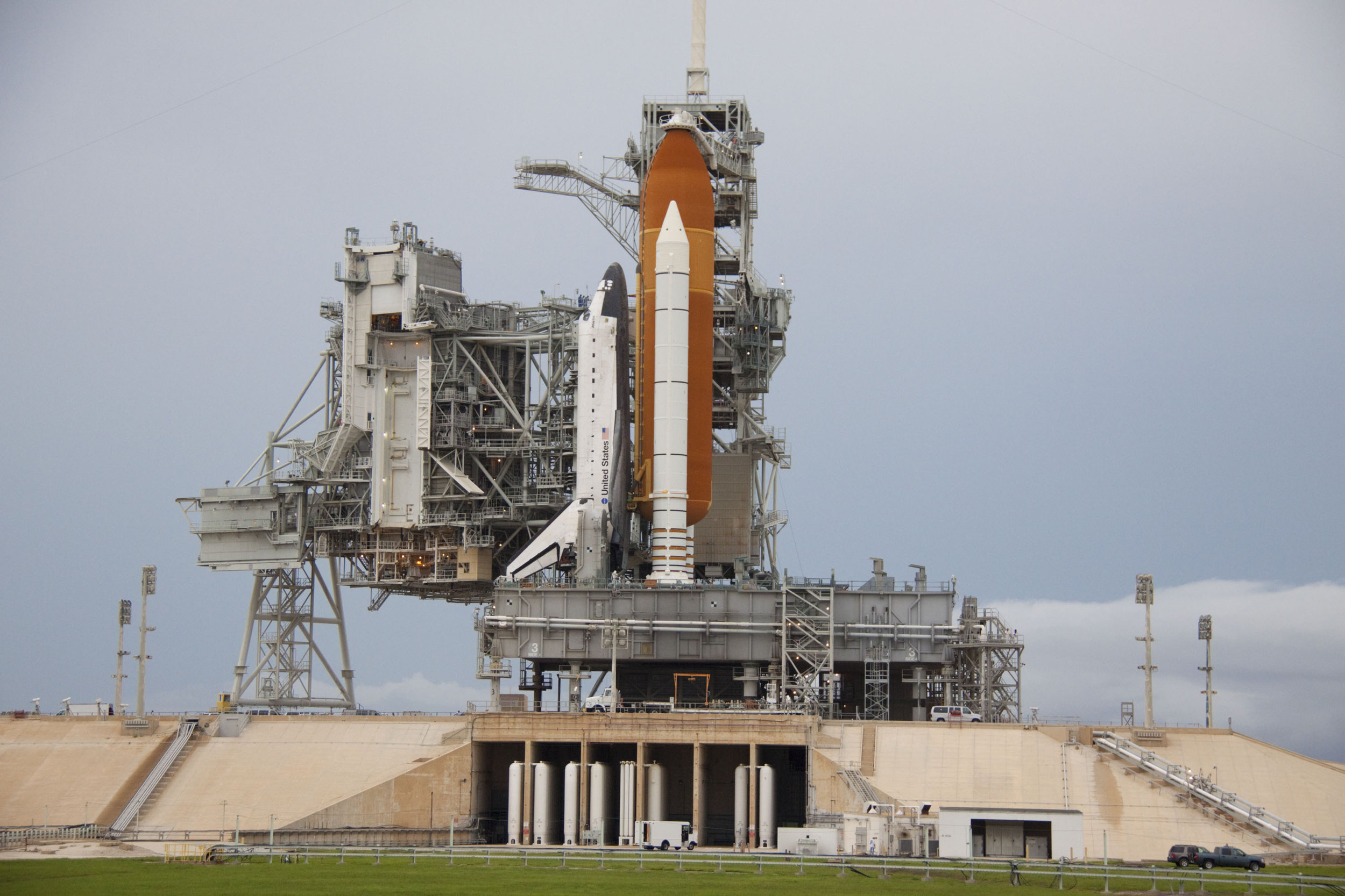 Space_shuttle_Atlantis_on_Launch_Pad_39A.jpg