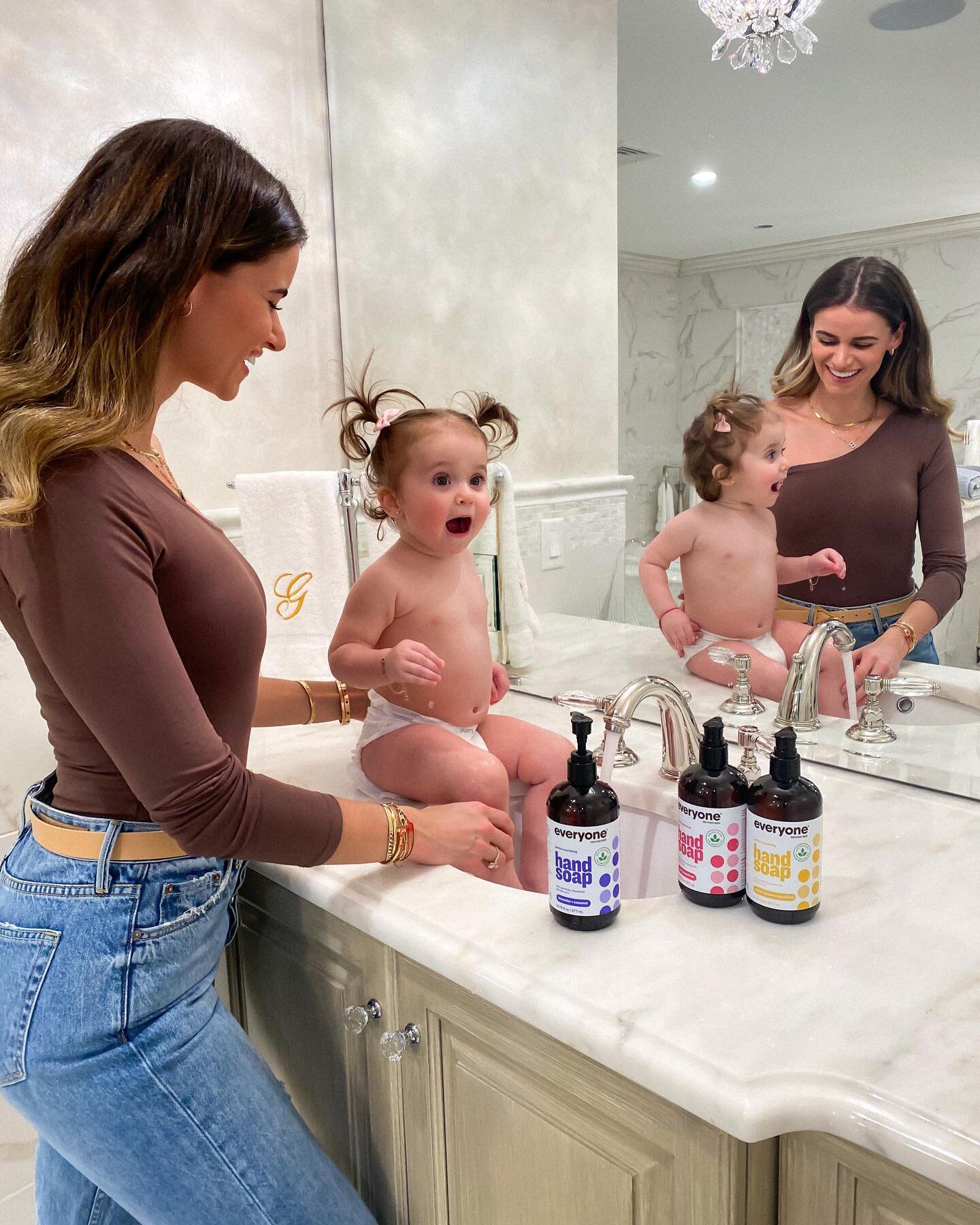 WASH YOUR HANDS!
and teach your mini's the importance of keeping clean with cleaner products.

@everyoneproducts just rebranded with UV-blocking dark amber colored bottles to protect the ingredients inside + updated their labels to be more transparen