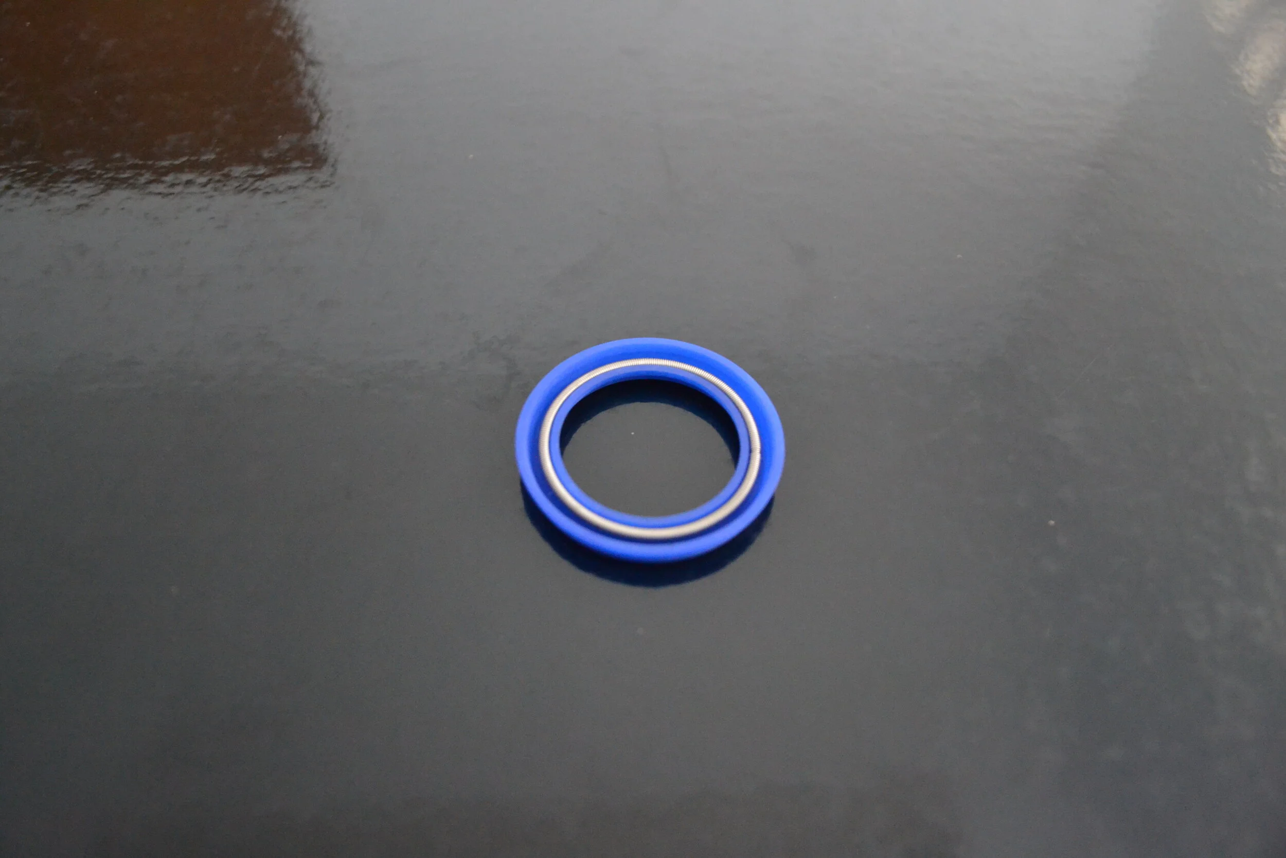 SAFETY BREAK COUPLING AND SWIVEL SEAL