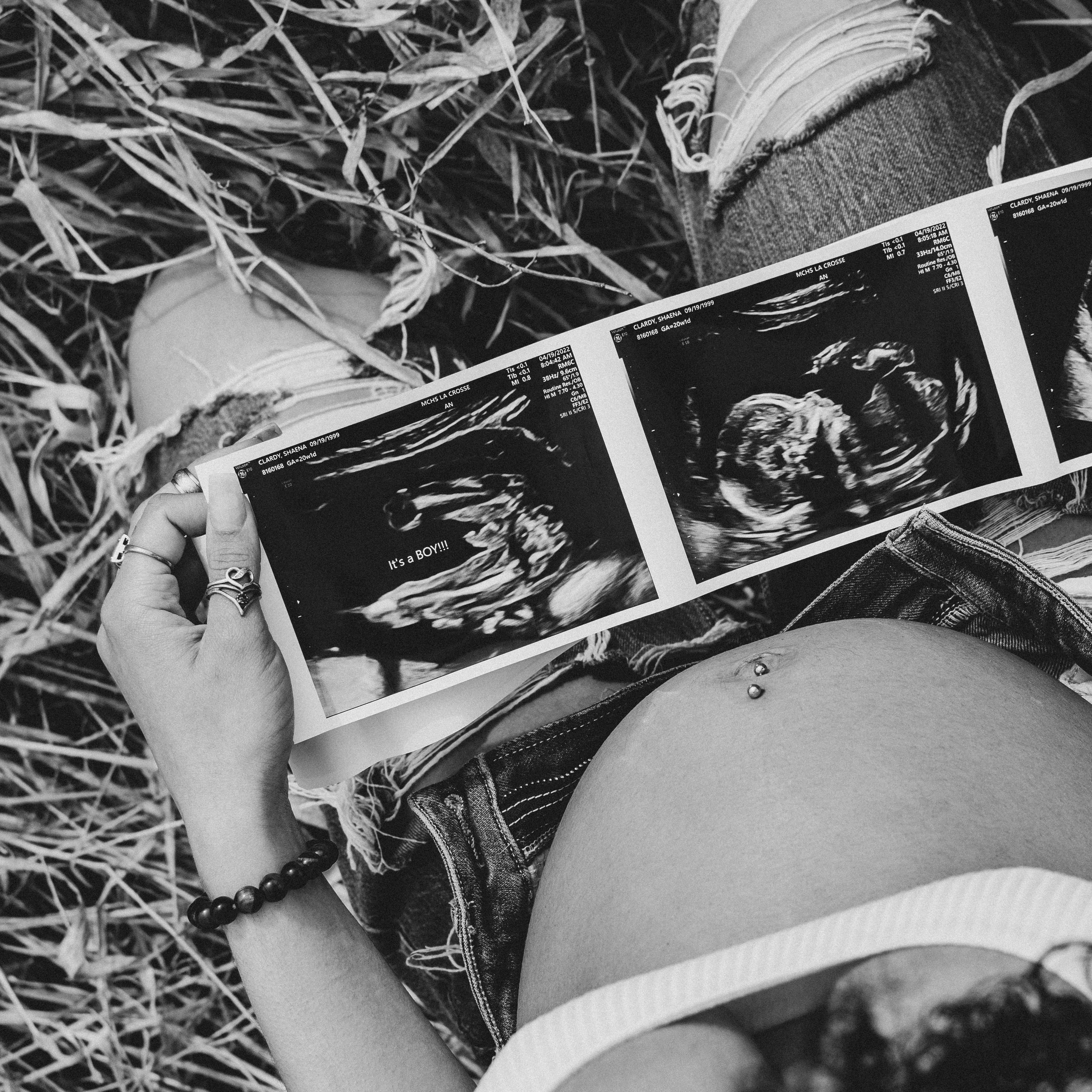 Natural maternity photos la crosse wi 20 weeks pregnant
