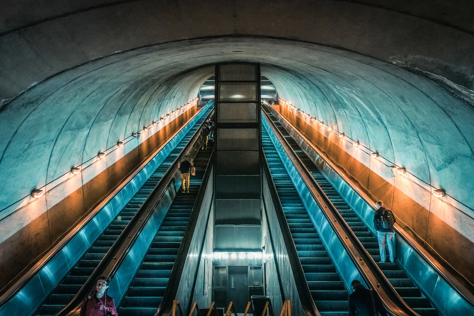 Sony a7RII + Tamron 28-75 f/2.8 @ 28mm, f/6.3, ISO6400, 1/50 sec.