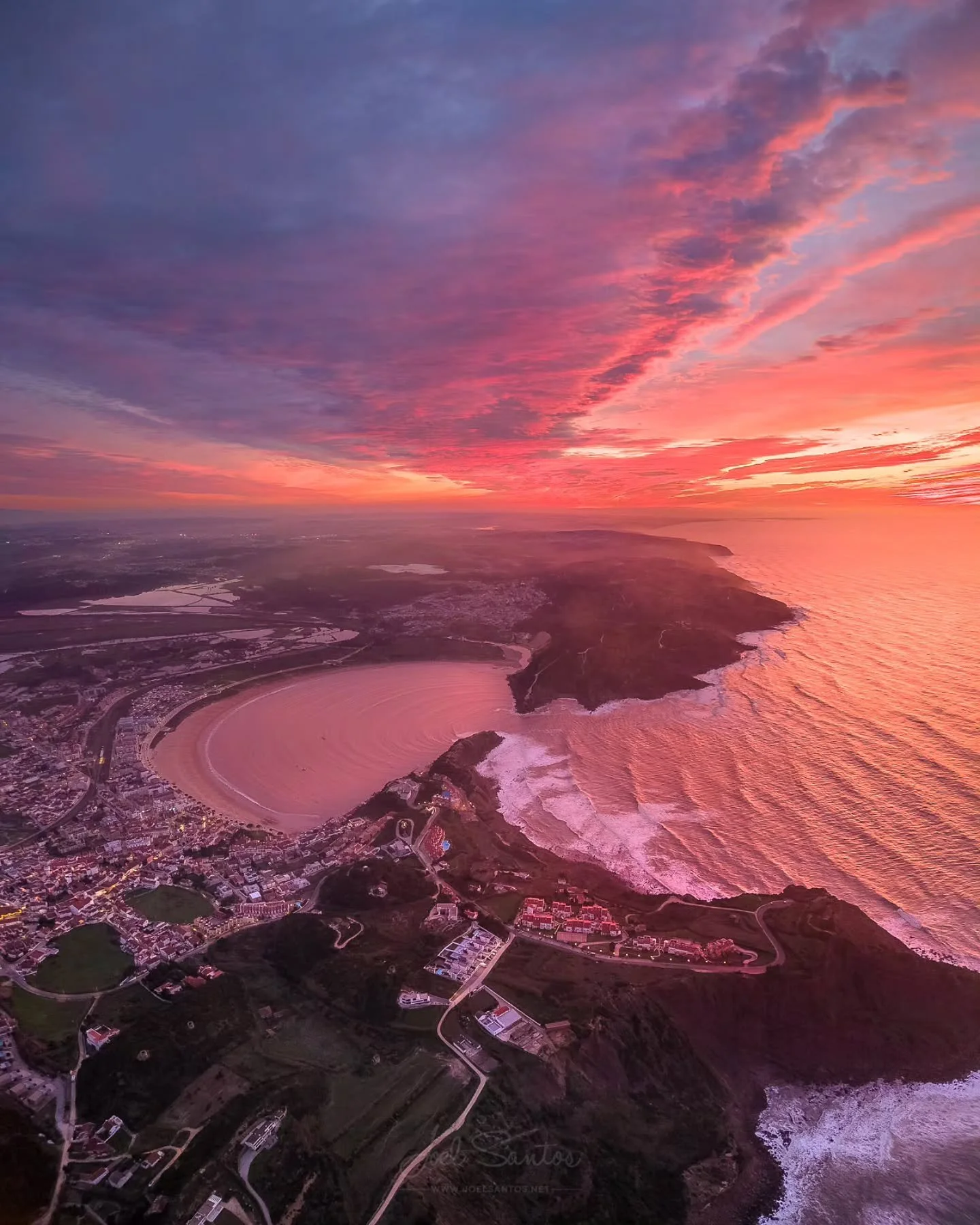 S&atilde;o Martinho do Porto guarda um encanto raro: a ba&iacute;a semicircular, nascida da antiga foz do rio, abra&ccedil;a a luz de inverno como um anfiteatro natural. Ao entardecer, o sol atravessa a barra estreita e pinta o espelho‑de‑&aacute;gua