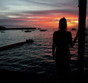 santosha yoga student at sunset nusa lembongan