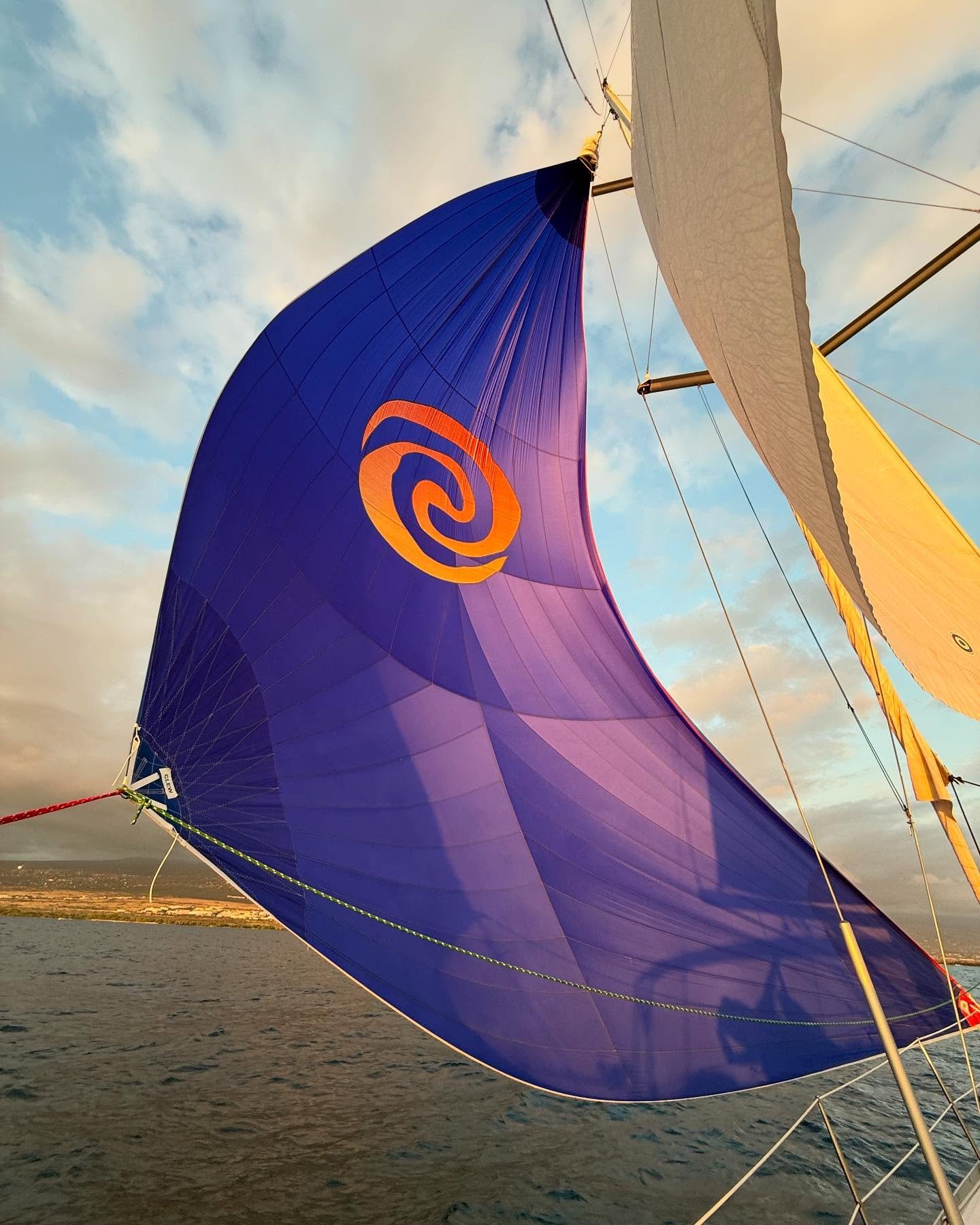 We love a sunset sail&hellip; especially with the spinnaker out! 

#sail #sunsetsail #spinnaker #spinnakersailing #sunset #hawaiiansunset #sailsunset #hawaii #kailuakona #sailhawaii