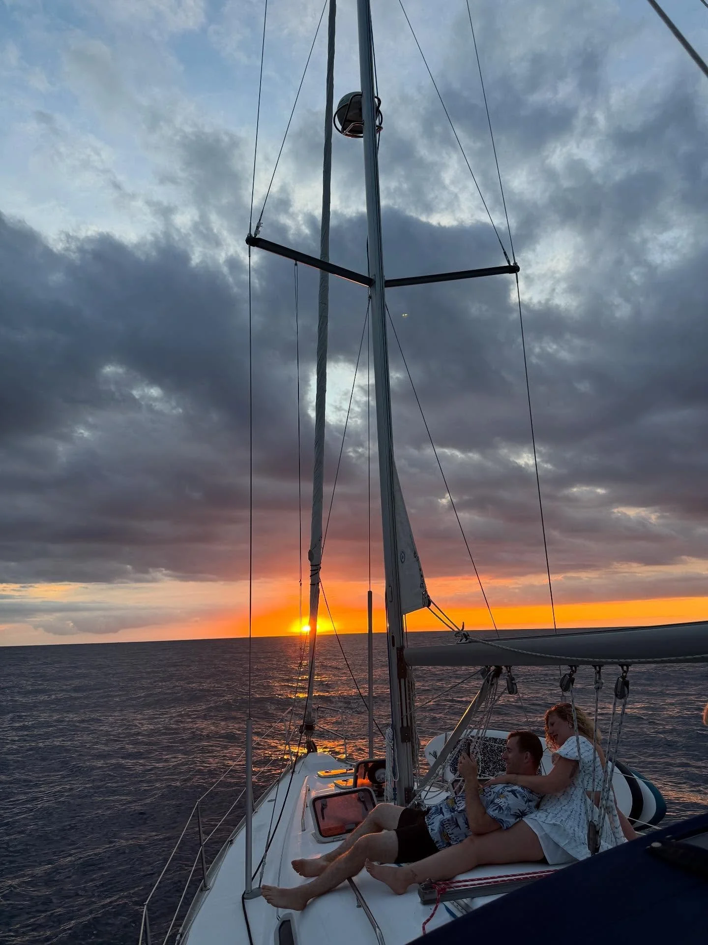 Hawaiian sunsets from a sailboat 😍

#sunset #hawaiiansunset #hawaii #kailuakona #sailboat #sunsetsail