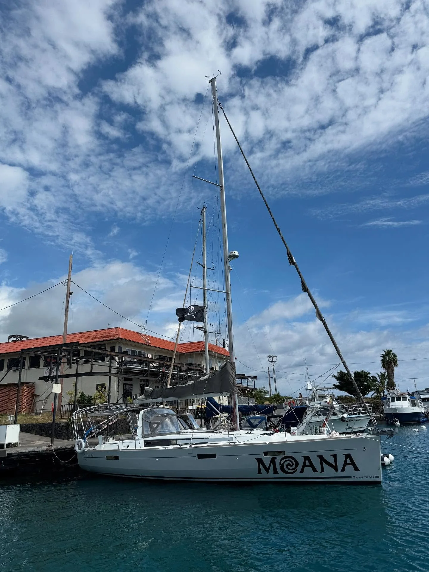 We are so excited&hellip; the new Moana has landed home in Hawai&rsquo;i!!!! 🎉🎉🎉🎉🎉

#sailboat #new #newboat #moana #hawaii #kailuakona #sail #boat #madeit