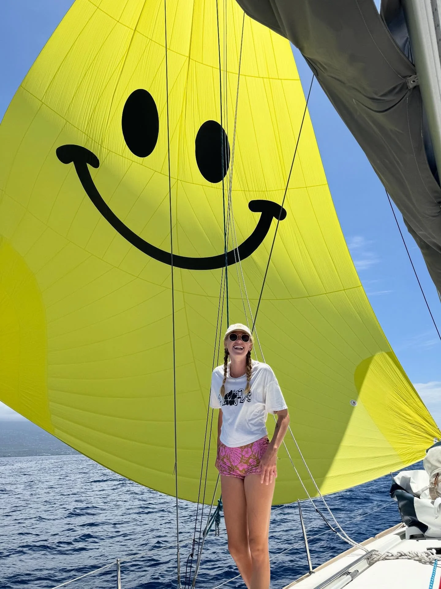 So excited about our new spinnaker sail&hellip; 😊

#smiley #sail #smile #spinnaker #hawaii #kailuakona #sailhawaii