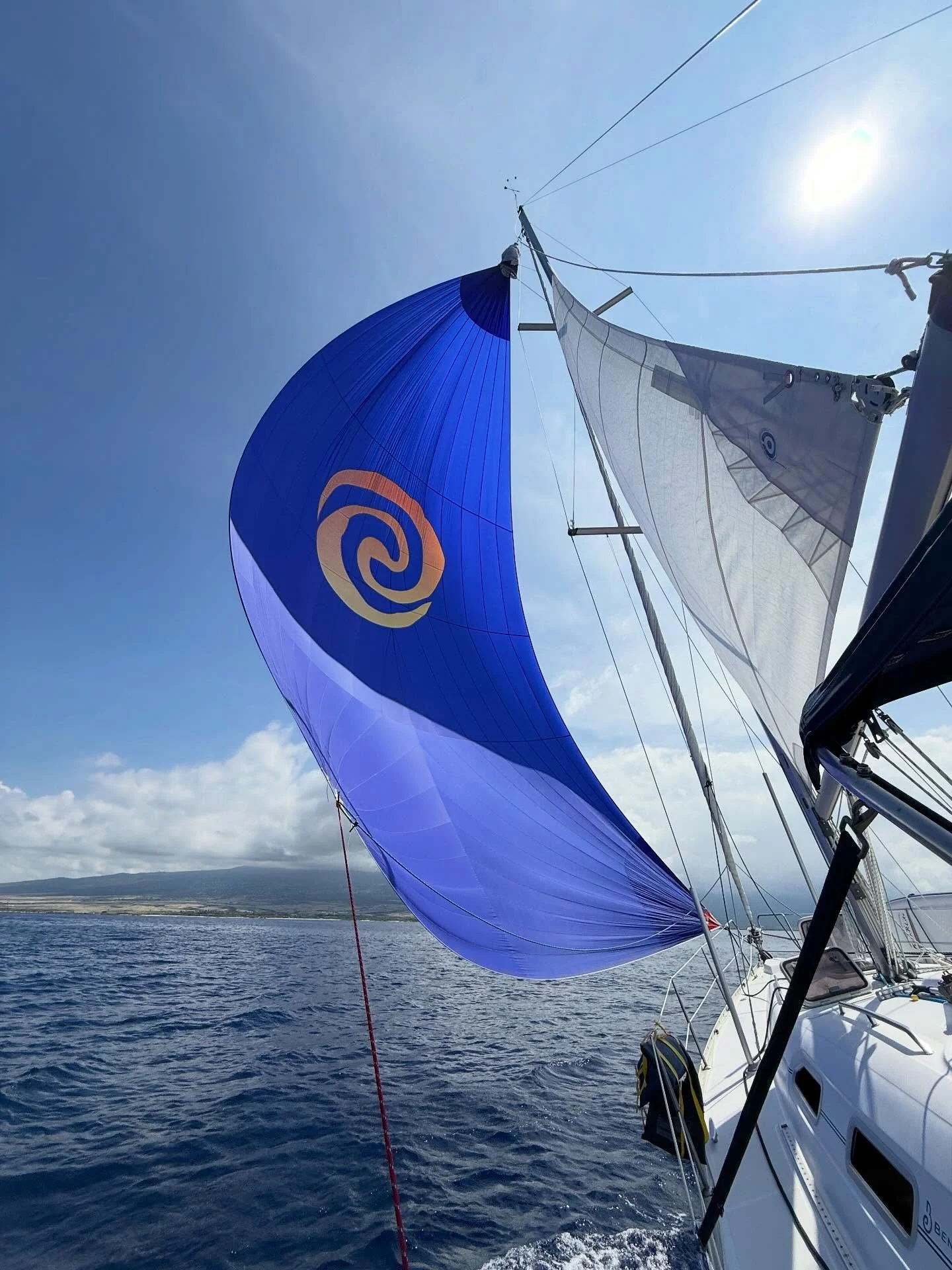 There&rsquo;s just something about a spinnaker 🤩

#spinnaker #spinnakersailing #sail #sailing #hawaii #kailuakona #sailhawaii #privatecharter #blue