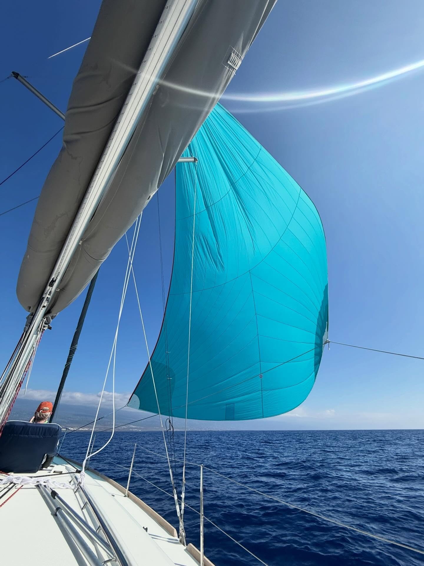 Our spinakker Big Blue 🤩

#spinakker #sail #sailing #sailhawaii #hawaii #kailuakona