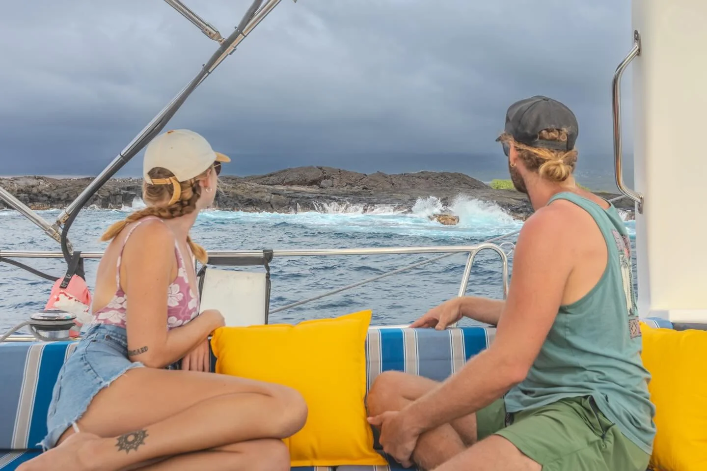 Kona&rsquo;s coastline is too beautiful not to see from a boat 😍 

📸 @kenzypix 

#kona #kailuakona #hawaii #sail #sailing