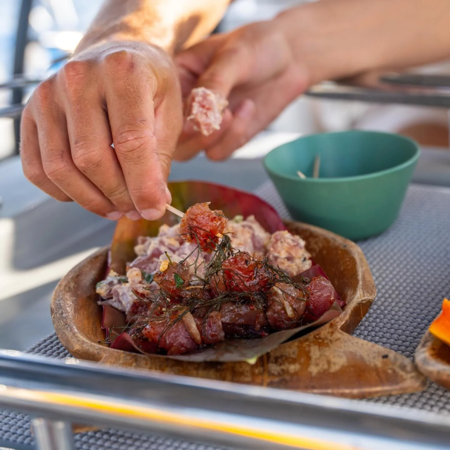 Poke on a boat in Hawai&rsquo;i 🤩

#poke #boat #boatsnack #boatcharter #hawaii

pictures by @hawaiiadventureportraits @nondys