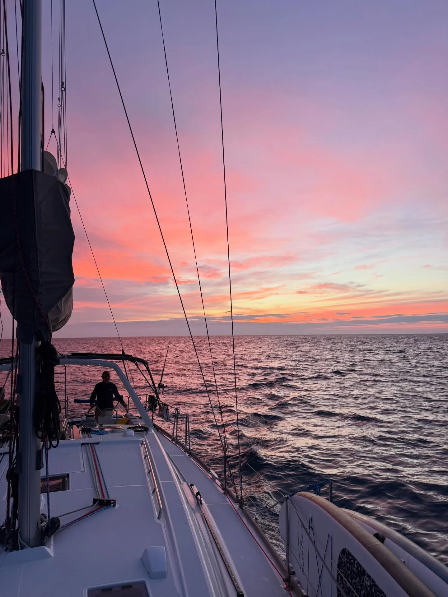 The sunset magic has really been going off lately 😍🤩🌅

#sunset #hawaiiansunset #hawaii #ocean #sailboat