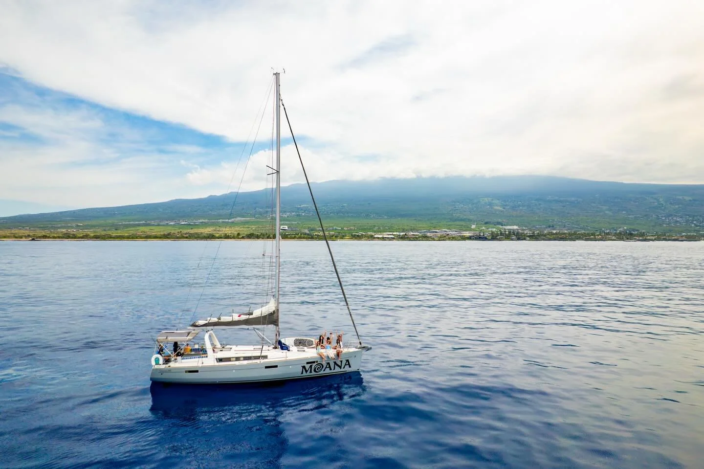 Cruising along the Kona coast 😍🤩

#sailboat #kona #kailuakona #hawaii #boat

Photo by @hawaiiadventureportraits @nondys