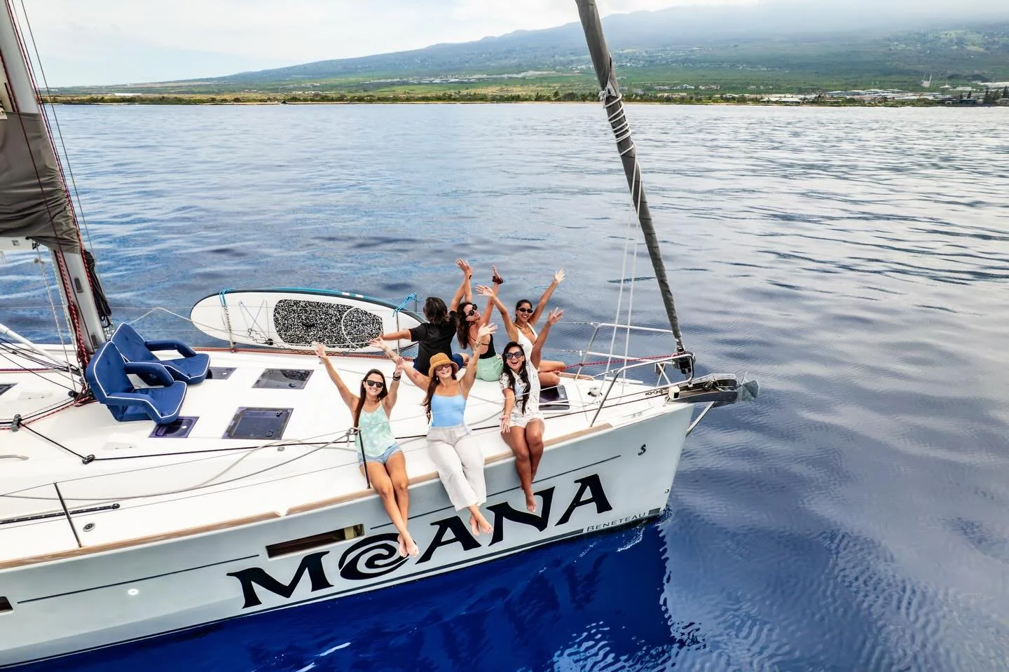 Hello from the Moana!! 👋🏼

#sailcharter #sail #sailboat #hawaii #kailuakona

photo by @hawaiiadventureportraits @nondys