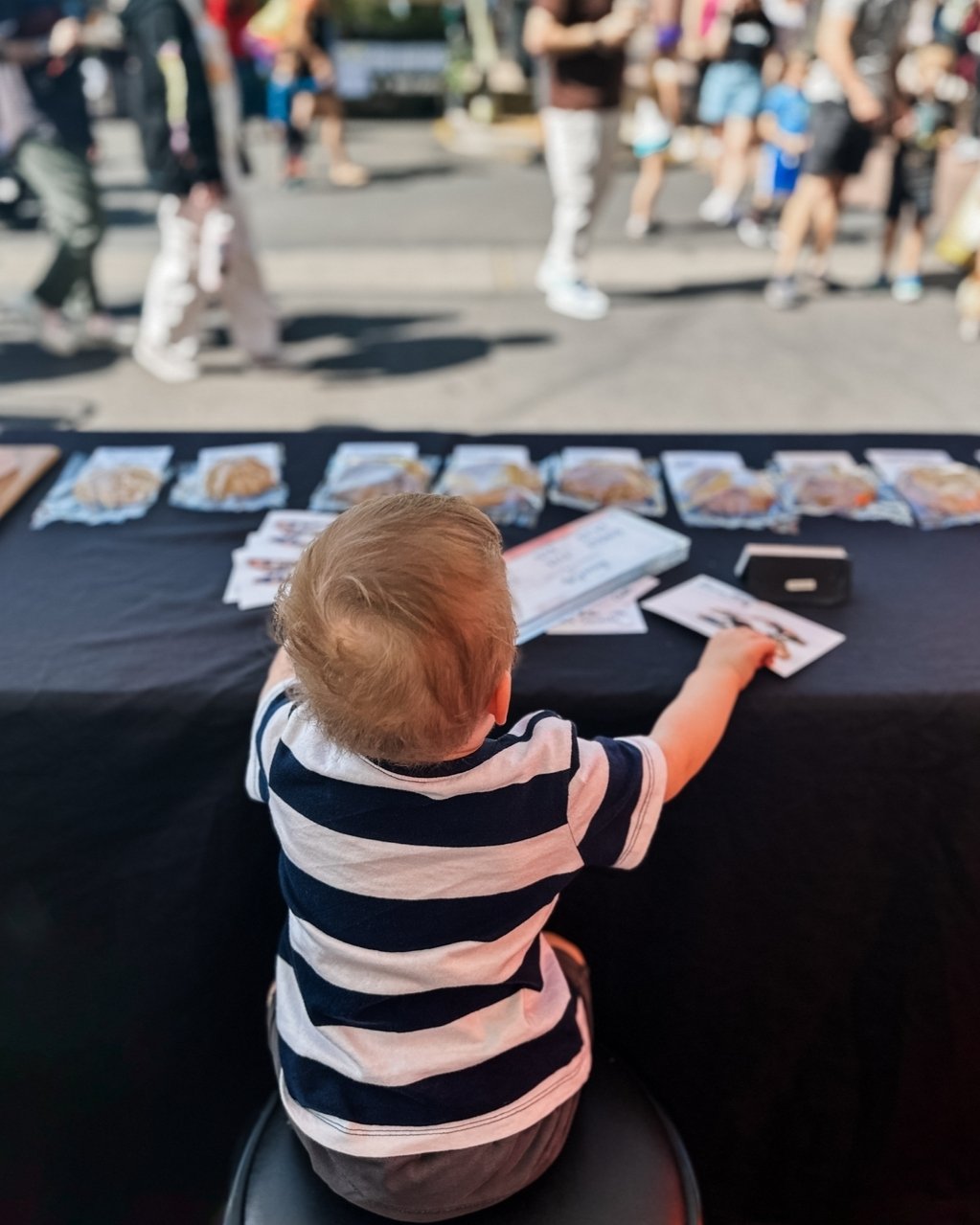 What a fun day at @GilbertMarket! Our newest Gluten Free flavor, Golden Snitch was a hit, but the real stars were our 19-month-old twins. They had a blast handing out business cards (well, kind of 😂) and giving away adorable smiles.
Aside from brief