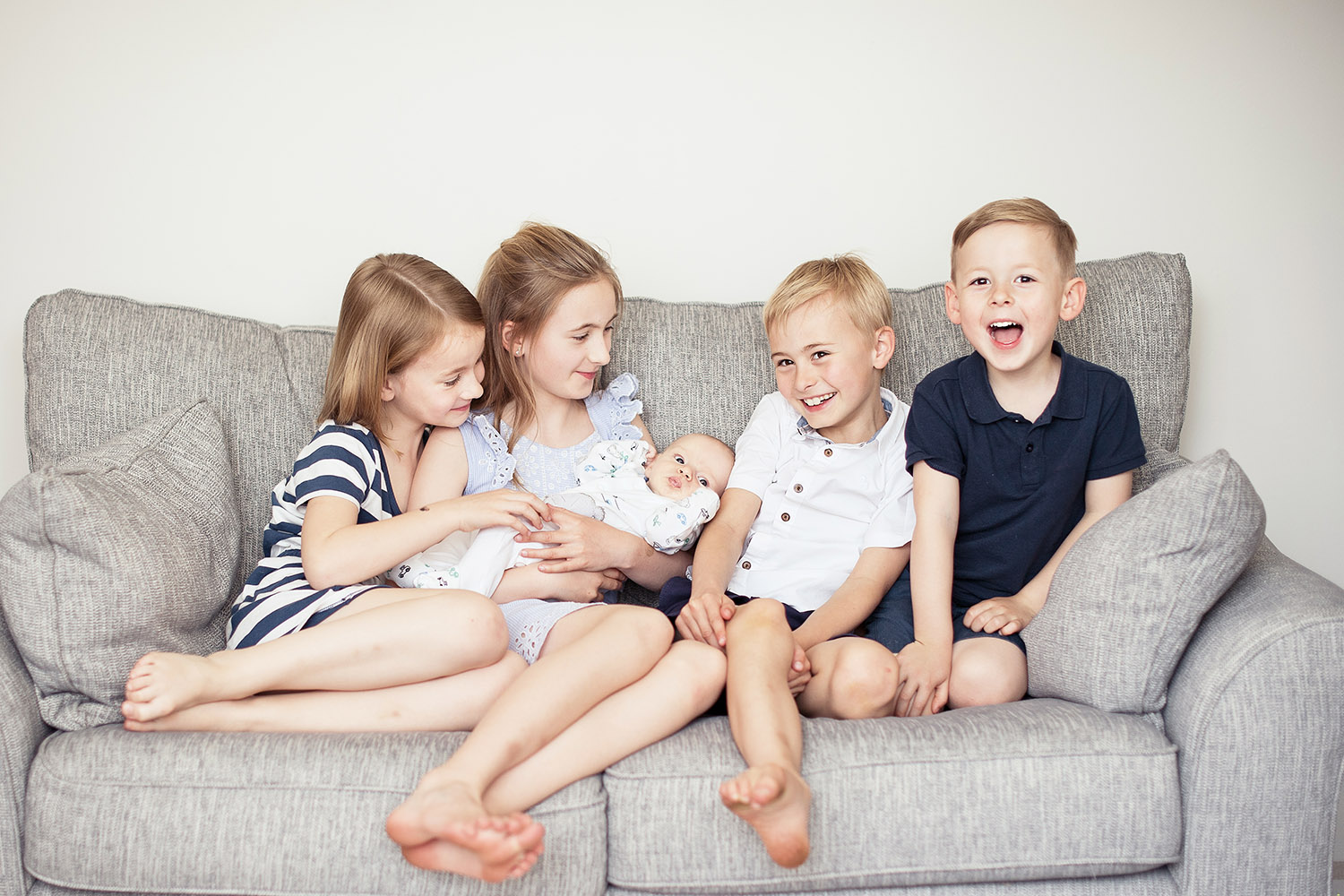 Kinder sitzen auf dem Sofa