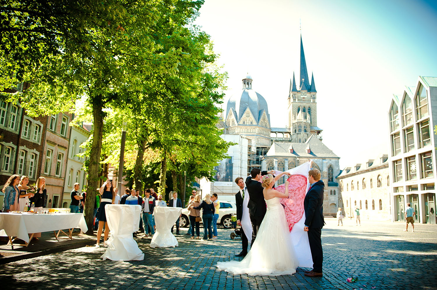 Brautpaar vor dem Aachener Dom