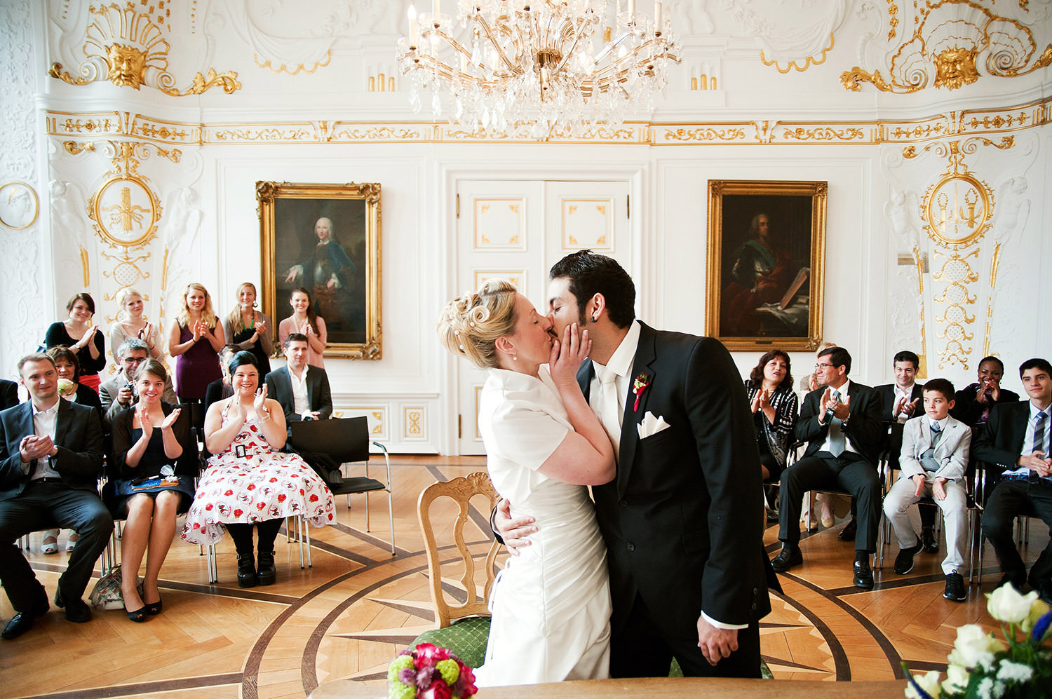 Braut und Bräutigam küssen sich im Zimmer
