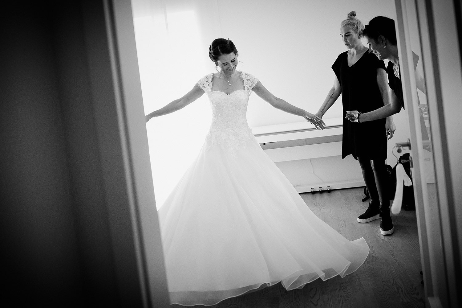 Braut dreht sich in ihrem Hochzeitskleid