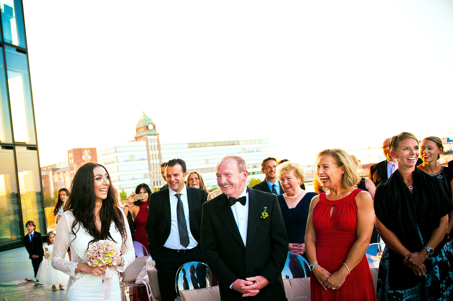 Braut mit Hochzeitsgästen